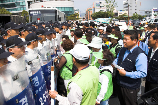 막아선 경찰과 시위대 사이에 실랑이가 있었습니다. 